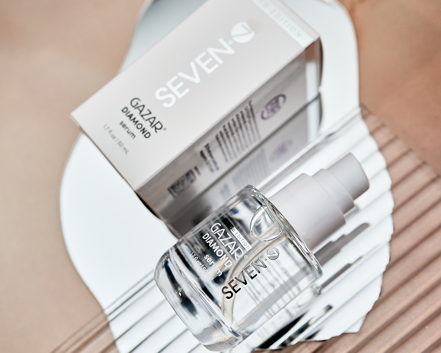 Limited clear diamond glass bottle with mirror